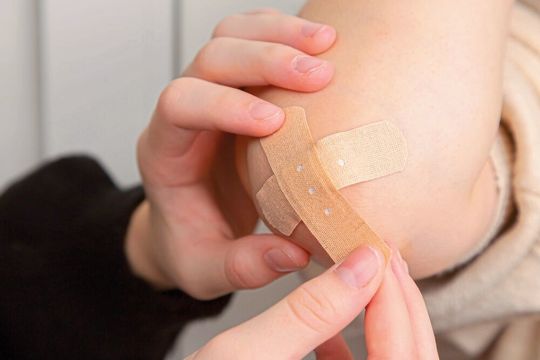 Natürliche Killerzellen steuern in Hautverletzungen die Balance zwischen schnellerer Wundheilung und stärkerer Bakterienabwehr (Symbolbild). Natürliche Killerzellen steuern in Hautverletzungen die Balance zwischen schnellerer Wundheilung und stärkerer Bakterienabwehr (Symbolbild).