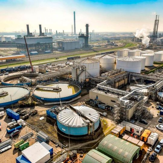 Die Biokraftstoffanlage in Rotterdam soll 2024 am ehemaligen Pernis-Komplex die Produktion aufnehmen. Die Biokraftstoffanlage in Rotterdam soll 2024 am ehemaligen Pernis-Komplex die Produktion aufnehmen.