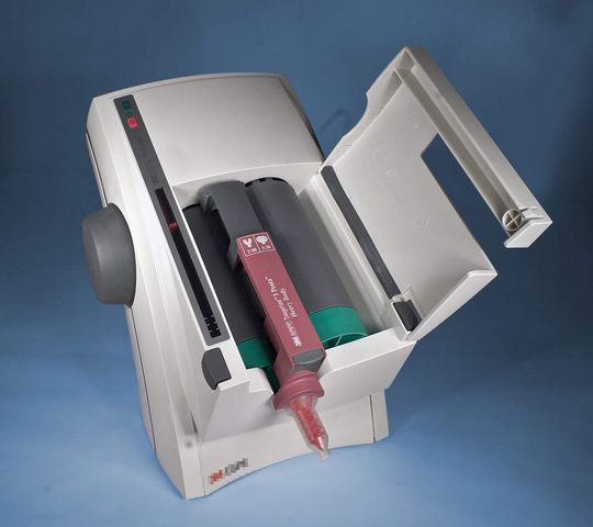 1 Das Zweikomponentenmischgerät wird im Bereich Dentaltechnik eingesetzt: Er dosiert und mischt zwei zähe, pastenartige Substanzen auf Knopfdruck automatisch im richtigen Verhältnis und in der gewünschten Menge. 1 Das Zweikomponentenmischgerät wird im Bereich Dentaltechnik eingesetzt: Er dosiert und mischt zwei zähe, pastenartige Substanzen auf Knopfdruck automatisch im richtigen Verhältnis und in der gewünschten Menge.