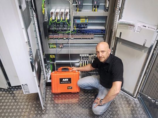 Remote Access Case bedeutet, dass ein Notfallkoffer mit Ausrüstung zur Herstellung einer Remote-Verbindung per Express zum Kunden geschickt wird, der dann seine Maschinen mit dem technischen Support von AP&T verbindet, der eine Ferndiagnose stellt und das Problem löst. Remote Access Case bedeutet, dass ein Notfallkoffer mit Ausrüstung zur Herstellung einer Remote-Verbindung per Express zum Kunden geschickt wird, der dann seine Maschinen mit dem technischen Support von AP&T verbindet, der eine Ferndiagnose stellt und das Problem löst.