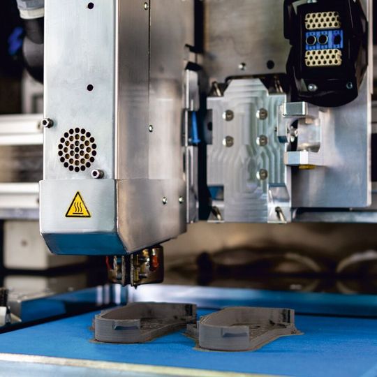 CEM-E2 extruder for the 3D CEM process: Higher building speeds and improved component quality. CEM-E2 extruder for the 3D CEM process: Higher building speeds and improved component quality.