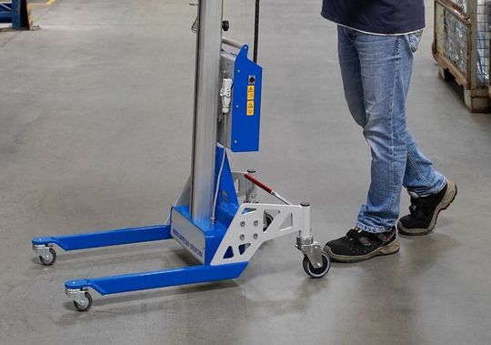 Die Hebe- und Transportsysteme der „lift2move“-Familie von Expresso werden ab sofort mit einem stabileren, weil komplett in Stahl ausgeführtem, Fahrwerk ausgeliefert. Das erhöhe die Stand- und Fahrsicherheit. Die Hebe- und Transportsysteme der „lift2move“-Familie von Expresso werden ab sofort mit einem stabileren, weil komplett in Stahl ausgeführtem, Fahrwerk ausgeliefert. Das erhöhe die Stand- und Fahrsicherheit.