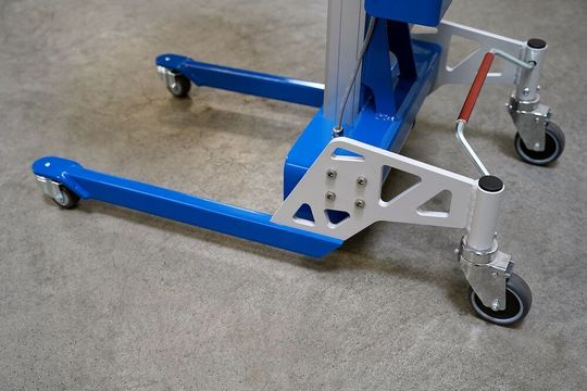 Die neue Fahrwerkskonstruktion der „lift2move“-Systeme aus Stahl unterstützt das Ziel von Expresso, alle Baugruppen und Systeme zu modularisieren und zu standardisieren. Nun ließ sich auch die Flexibilität für die Weiterentwicklung des Flurförderzeugs erhöhen, heißt es.