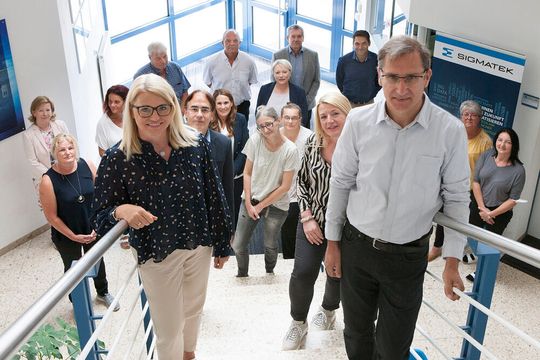 Sie gehören zum «Inventar» von Sigmatek: Die Jubilarinnen und Jubilare, die seit 30 bzw. 25 Jahren beim Automatisierungsexperten arbeiten (im Bild mit der Geschäftsführung). Sie gehören zum «Inventar» von Sigmatek: Die Jubilarinnen und Jubilare, die seit 30 bzw. 25 Jahren beim Automatisierungsexperten arbeiten (im Bild mit der Geschäftsführung).