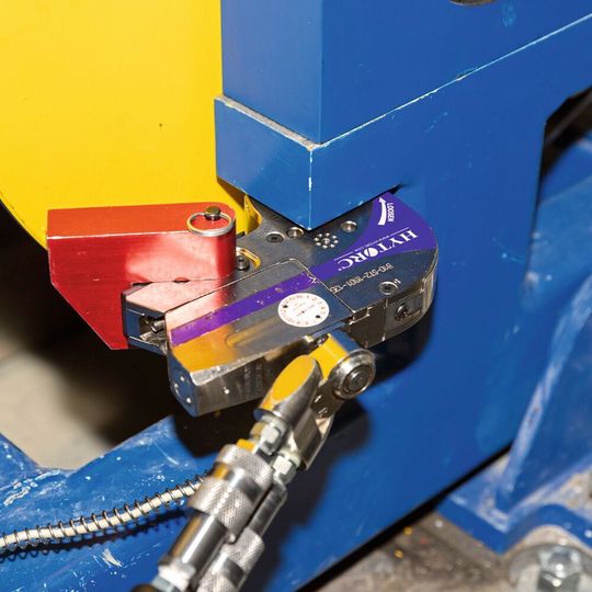Hydraulisches, prozesssicheres und dokumentiertes Verschrauben der M30-Schraubverbindungen an den Winden mit 1430 Nm nach der Montagemethode DGS (=drehmomentgesteuert - streckgrenzüberwacht). Hydraulisches, prozesssicheres und dokumentiertes Verschrauben der M30-Schraubverbindungen an den Winden mit 1430 Nm nach der Montagemethode DGS (=drehmomentgesteuert - streckgrenzüberwacht).