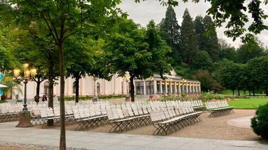 Die Stühle im Kurpark warten auf die Five-Star-Partner. Die Stühle im Kurpark warten auf die Five-Star-Partner.