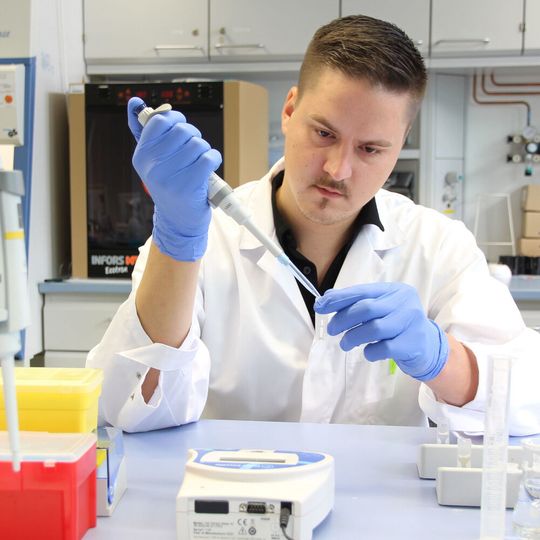 Doktorand Lucas Becker misst die Zellzahl des Bakterienstamms Cupriavidus nectar. Doktorand Lucas Becker misst die Zellzahl des Bakterienstamms Cupriavidus nectar.