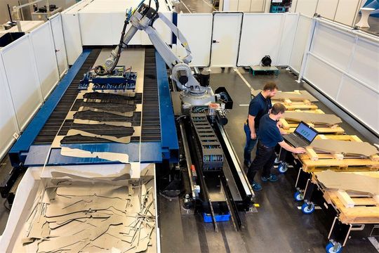 Ein neues Laserblanking-System von Trumpf steht für deutlich kürzere Taktzeiten in der Großserienfertigung von Blechteilen, heißt es. Siemens-Sinumerik-Know-how steuert das Ganze. Man spare damit rund 30 Prozent Material. Ein neues Laserblanking-System von Trumpf steht für deutlich kürzere Taktzeiten in der Großserienfertigung von Blechteilen, heißt es. Siemens-Sinumerik-Know-how steuert das Ganze. Man spare damit rund 30 Prozent Material.