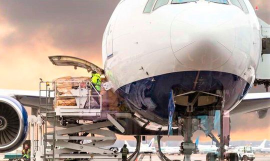 Jetzt fiel der Startschuss für das vom Fraunhofer-IML federführend geleitete Projekt „Digitales Testfeld Air Cargo“. Damit soll die Leistungsfähigkeit der Luftfracht-Transportkette durch eine bessere Vernetzung aller Beteiligten plus Digitalisierung gesteigert werden. Das BMVI stellt dafür rund 7 Millionen Euro zur Verfügung. Jetzt fiel der Startschuss für das vom Fraunhofer-IML federführend geleitete Projekt „Digitales Testfeld Air Cargo“. Damit soll die Leistungsfähigkeit der Luftfracht-Transportkette durch eine bessere Vernetzung aller Beteiligten plus Digitalisierung gesteigert werden. Das BMVI stellt dafür rund 7 Millionen Euro zur Verfügung.
