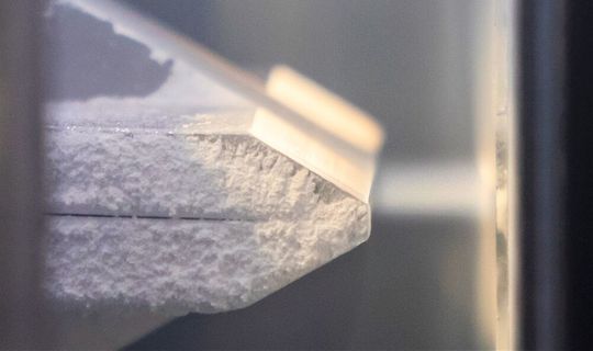 Diese Art der Beschichtung von Heraeus kann die Standzeit von Hochtemperaturlegierungen auf das achtfache Niveau heben, heißt es. Die lebensverlängernden Materialpartikel werden dabei mithilfe eines Trägergases beschleunigt und auf das Substrat aufgebracht. Diese Art der Beschichtung von Heraeus kann die Standzeit von Hochtemperaturlegierungen auf das achtfache Niveau heben, heißt es. Die lebensverlängernden Materialpartikel werden dabei mithilfe eines Trägergases beschleunigt und auf das Substrat aufgebracht.