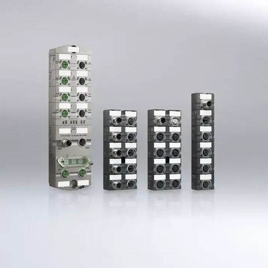 Beispiele Vision-Installationslösungen: Der Xelity Hybrid Switch (v.l.n.r.) übernimmt die Datenkommunikation und Stromversorgung, die Injection Box ist ein vierfach Spannungs- und Signaleinspeiser mit 24V, die Master Breakout Box verteilt Spannung und Signale und der NEC Class 2 Splitter ist ein reiner Spannungs- und Signalverteiler. Beispiele Vision-Installationslösungen: Der Xelity Hybrid Switch (v.l.n.r.) übernimmt die Datenkommunikation und Stromversorgung, die Injection Box ist ein vierfach Spannungs- und Signaleinspeiser mit 24V, die Master Breakout Box verteilt Spannung und Signale und der NEC Class 2 Splitter ist ein reiner Spannungs- und Signalverteiler.
