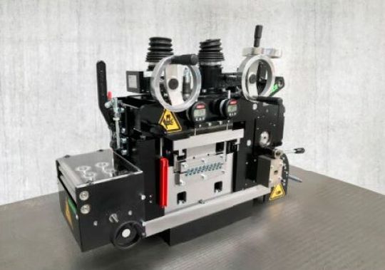 Die neu entwickelte kompakte Präzisionsrichtmaschine CPL 120 von Kohler ist exakt an die Anforderungen in der Steckverbinderherstellung angepasst. Die neu entwickelte kompakte Präzisionsrichtmaschine CPL 120 von Kohler ist exakt an die Anforderungen in der Steckverbinderherstellung angepasst.