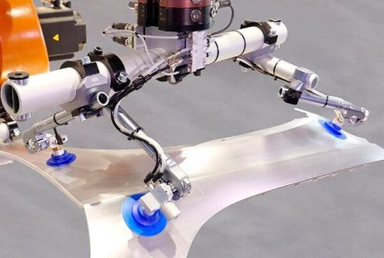 Das leichte SXT-Tooling-System mit dem neuen Balgsauger SAXB ist Experte für das hochdynamische Blechhandling. Das leichte SXT-Tooling-System mit dem neuen Balgsauger SAXB ist Experte für das hochdynamische Blechhandling.