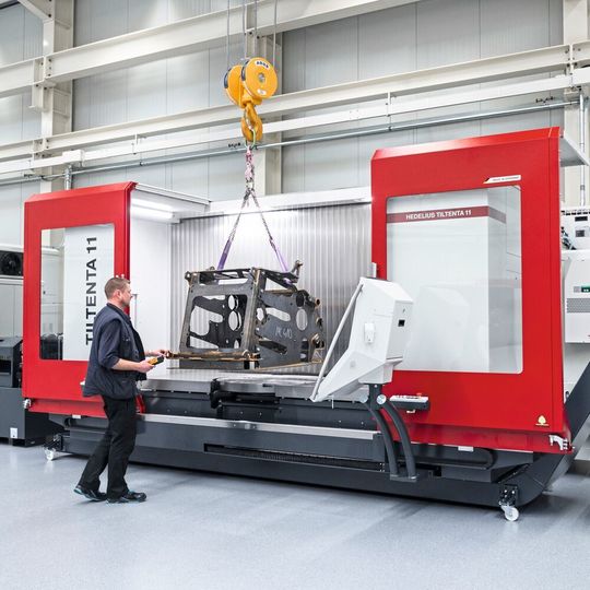 Tiltenta 11-2600: Beladung mit Kran. Tiltenta 11-2600: Beladung mit Kran.