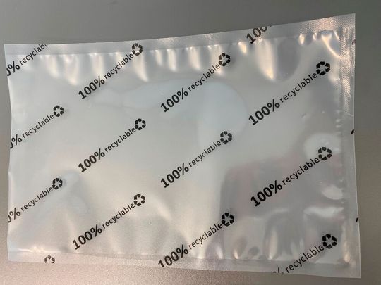 Nachhaltig in der Tüte! Das ist der lebensmitteltaugliche Vakuumbeutel Vac 95 + von Allfo. Weil er zu 95 Prozent aus dem Thermoplast Polypropylen (PP) besteht und nur eine relativ dünne Hochbarriere trägt, ist er laut Hersteller voll recycelbar. Nachhaltig in der Tüte! Das ist der lebensmitteltaugliche Vakuumbeutel Vac 95 + von Allfo. Weil er zu 95 Prozent aus dem Thermoplast Polypropylen (PP) besteht und nur eine relativ dünne Hochbarriere trägt, ist er laut Hersteller voll recycelbar.