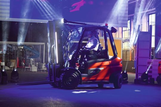 Berlin, Düsseldorf, Offenbach (hier entstand dieses Bild), Stuttgart und Bremen waren die Stationen der Roadshow, an denen Linde Material Handling seine neue modulare Staplerplattform „12XX“ den Händlern und Kunden vorgestellt hat. Berlin, Düsseldorf, Offenbach (hier entstand dieses Bild), Stuttgart und Bremen waren die Stationen der Roadshow, an denen Linde Material Handling seine neue modulare Staplerplattform „12XX“ den Händlern und Kunden vorgestellt hat.