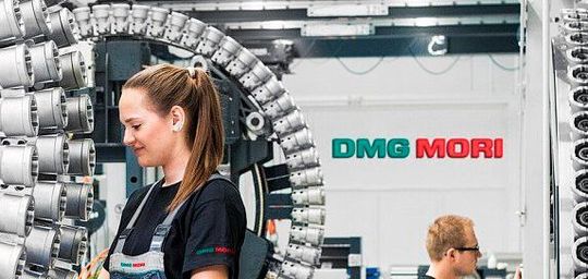 So kann es auch in der Montage stets weitergehen! DMG Mori hat auch in diesem Jahr wieder seine Top-Lieferanten geehrt. Die Pre-EMO-Show bei Deckel Maho in Pfronten war der Schauplatz des Events, das teils virtuell, teils live veranstaltet wurde. So kann es auch in der Montage stets weitergehen! DMG Mori hat auch in diesem Jahr wieder seine Top-Lieferanten geehrt. Die Pre-EMO-Show bei Deckel Maho in Pfronten war der Schauplatz des Events, das teils virtuell, teils live veranstaltet wurde.