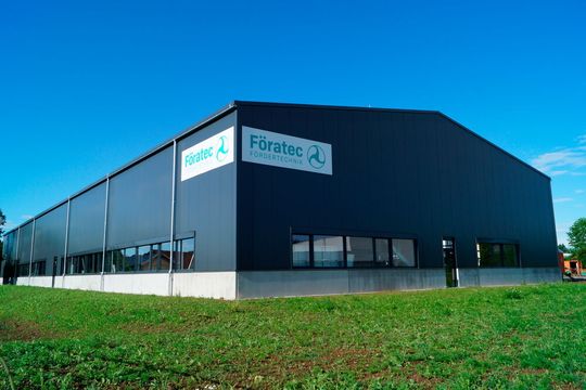 Trotz Hemmnissen durch den Lockdown hat der Fördertechnikspezialist Föratec seinen Neubau neulich bezogen. Damit soll den Ansprüchen an automatisierte Förderprozesse in Industrie-4.0-Zeiten für die Zukunft besser entsprochen werden können. Trotz Hemmnissen durch den Lockdown hat der Fördertechnikspezialist Föratec seinen Neubau neulich bezogen. Damit soll den Ansprüchen an automatisierte Förderprozesse in Industrie-4.0-Zeiten für die Zukunft besser entsprochen werden können.