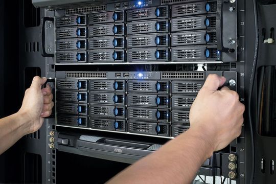 Viele Kunden ziehen weiterhin aus Performance- und Compliancegründen lokalen Storage im eigenen Rechenzentrum vor. Allerdings dann oft in Kombination mit Cloudlösungen der Storage-Hersteller.