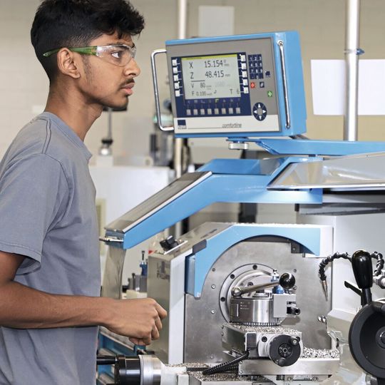 Präzision und Qualität unter Zeitdruck - Auszubildende zeigten Spitzenleistungen an Drehmaschinen. Mathusanan Yogananthan gewann im Sommer 2021 das Finale des ersten GDW-Cups, das im Swissmechanic Ausbildungszentrum Lenzburg durchgeführt wurde. Präzision und Qualität unter Zeitdruck - Auszubildende zeigten Spitzenleistungen an Drehmaschinen. Mathusanan Yogananthan gewann im Sommer 2021 das Finale des ersten GDW-Cups, das im Swissmechanic Ausbildungszentrum Lenzburg durchgeführt wurde.