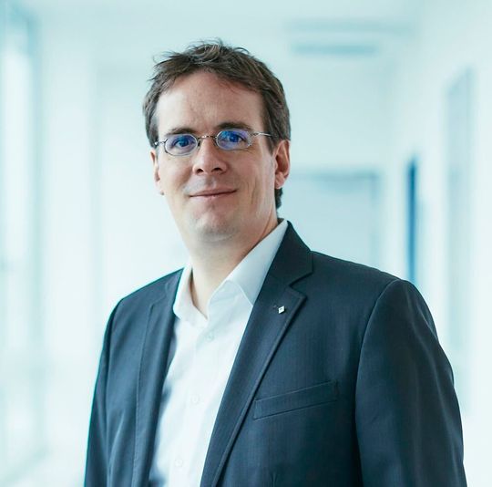 Alexander von Gernler: Der Security-Forscher von genua spricht über Ethik und Verantwortung. Alexander von Gernler: Der Security-Forscher von genua spricht über Ethik und Verantwortung.