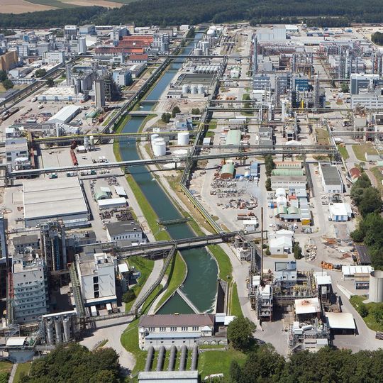 Im Chemiedreieck rund um Burghausen haben sich Industrieunternehmen, Infrastrukturbetreiber und Forschungsinstitute zusammengeschlossen, um einen Weg hin zur Klimaneutralität für die Region zu entwerfen. Im Chemiedreieck rund um Burghausen haben sich Industrieunternehmen, Infrastrukturbetreiber und Forschungsinstitute zusammengeschlossen, um einen Weg hin zur Klimaneutralität für die Region zu entwerfen.