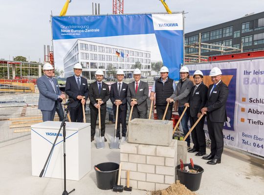 Am 22. September legte der Roboterspezialist Yaskawa offiziell den Grundstein für die neue Europazentrale in Hattersheim am Main bei Frankfurt. Der Bezug des neuen Gebäudes ist für 2023 geplant. Am 22. September legte der Roboterspezialist Yaskawa offiziell den Grundstein für die neue Europazentrale in Hattersheim am Main bei Frankfurt. Der Bezug des neuen Gebäudes ist für 2023 geplant.