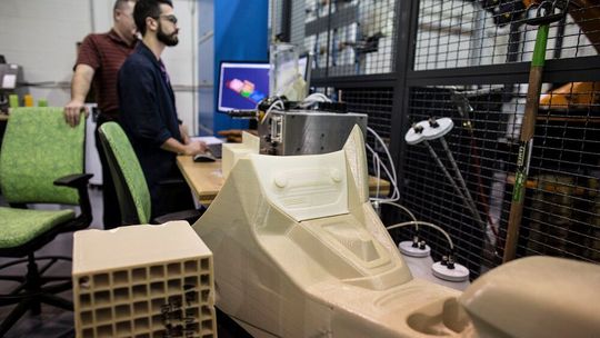 Die Ford Motor Company testet in ihrem Forschungs- und Innovationszentrum in Dearborn 3D-Druck-Technologie im großen Maßstab. Die Ford Motor Company testet in ihrem Forschungs- und Innovationszentrum in Dearborn 3D-Druck-Technologie im großen Maßstab.