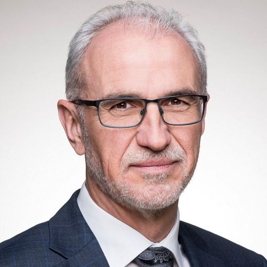Der Aufsichtsrat von Evonik verlängert den Vertrag mit Dr. Harald Schwager als stellvertretender Vorstandsvorsitzender. Der Aufsichtsrat von Evonik verlängert den Vertrag mit Dr. Harald Schwager als stellvertretender Vorstandsvorsitzender.