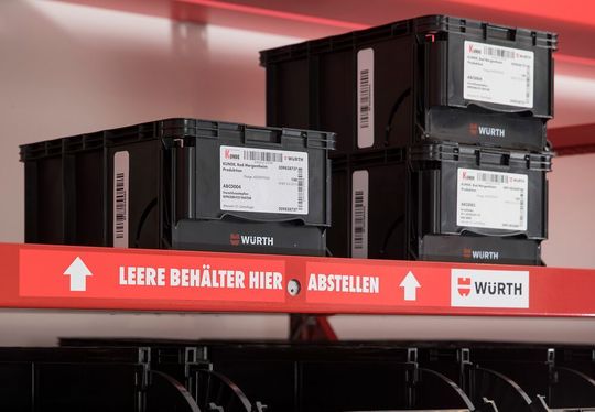 Der intelligente Regalboden „iSHELF“ von Würth dient zur nahtlosen Materialversorgung aus dem Kanban-Lager. Er gehört zur CPS-RFID-Systemfamilie, die jetzt über 10 Jahre erfolgreich im Praxiseinsatz ist, wie Würth betont. Der intelligente Regalboden „iSHELF“ von Würth dient zur nahtlosen Materialversorgung aus dem Kanban-Lager. Er gehört zur CPS-RFID-Systemfamilie, die jetzt über 10 Jahre erfolgreich im Praxiseinsatz ist, wie Würth betont.