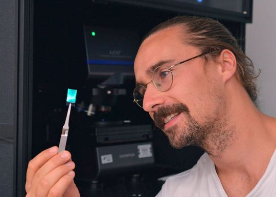 Marius Schöttle M.Sc. ist der Erstautor einer Studie über künstliche Opale als neuartige Sensoren, mit denen sich Temperatur und Zeit messen lassen. Hier sieht man den Bayreuther Forscher mit einem der künstlichen Kolloidkristalle. Marius Schöttle M.Sc. ist der Erstautor einer Studie über künstliche Opale als neuartige Sensoren, mit denen sich Temperatur und Zeit messen lassen. Hier sieht man den Bayreuther Forscher mit einem der künstlichen Kolloidkristalle.