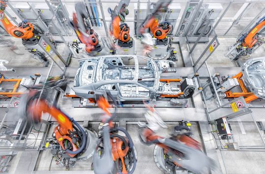 Für den Karosseriebau zweier sogenannter Volumenmodelle setzt der Premiumfahrzeug-Hersteller Audi auf Kuka-Roboter-Know-how. Der zugrunde liegende Auftrag liege im mittleren einstelligen Millionenbereich. Für den Karosseriebau zweier sogenannter Volumenmodelle setzt der Premiumfahrzeug-Hersteller Audi auf Kuka-Roboter-Know-how. Der zugrunde liegende Auftrag liege im mittleren einstelligen Millionenbereich.