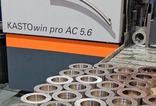 Großerientauglich! Die Kastowin pro überzeugt bei der Howat-Group jetzt nicht nur durch ihre hohe Produktivität. Lesen Sie im nebenstehenden Beitrag, welche Vorteile sie bei zähen Werkstoffen noch bringt. Großerientauglich! Die Kastowin pro überzeugt bei der Howat-Group jetzt nicht nur durch ihre hohe Produktivität. Lesen Sie im nebenstehenden Beitrag, welche Vorteile sie bei zähen Werkstoffen noch bringt.