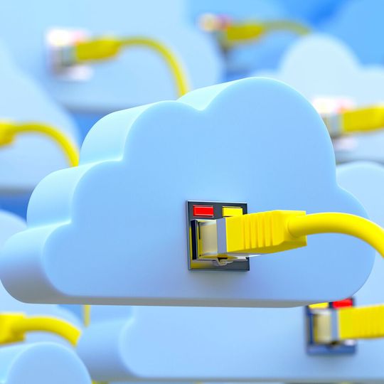 Mit SASE können Mitarbeiter direkt und sicher vom Homeoffice aus auf die Cloud zugreifen. Mit SASE können Mitarbeiter direkt und sicher vom Homeoffice aus auf die Cloud zugreifen.