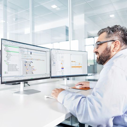 Die von u-control web erfassten und vorverarbeiteten Daten können dank Container-Technologie mit selbst entwickelter oder 3rd-Party-Software weiterverarbeitet werden. Die von u-control web erfassten und vorverarbeiteten Daten können dank Container-Technologie mit selbst entwickelter oder 3rd-Party-Software weiterverarbeitet werden.