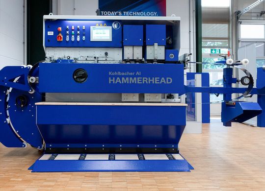 Das vollautomatische Richtzentrum Hammerhead 3000 von der Kohlbacher GmbH ist mit der Automatisierungsmöglichkeit „ctrlX Automation“ von Bosch Rexroth ausgestattet. Damit übernimmt die Künstliche Intelligenz nun den Job des vormaligen Sägedoktors. Das vollautomatische Richtzentrum Hammerhead 3000 von der Kohlbacher GmbH ist mit der Automatisierungsmöglichkeit „ctrlX Automation“ von Bosch Rexroth ausgestattet. Damit übernimmt die Künstliche Intelligenz nun den Job des vormaligen Sägedoktors.