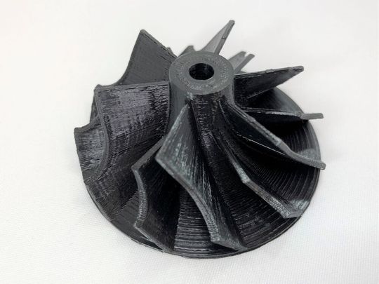 Das Flügelrad wurde mit dem Werkstoff Luvocom-3F-Eco-PET im 3D-Druck gefertigt.