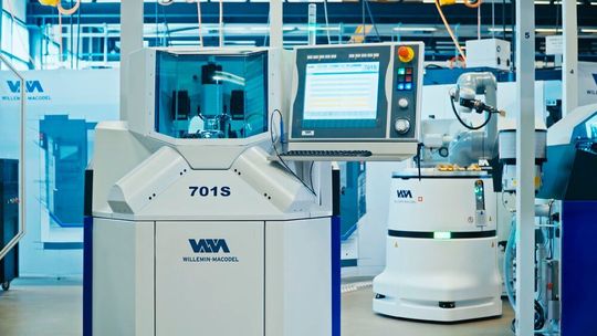 Connectivité des machines et industrie 4.0 : cellule de production robotisée complètement intégrée, composée de plusieurs centres d’usinage 701S, d’un robot et d’une zone logistique. Connectivité des machines et industrie 4.0 : cellule de production robotisée complètement intégrée, composée de plusieurs centres d’usinage 701S, d’un robot et d’une zone logistique.