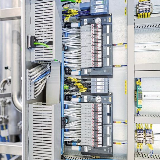 Die Ventilinsel Airline SP Typ 8647 ist vollständig in das dezentrale Peripheriesystem Simatic ET 200SP integriert und garantiert durch entsprechende Softwarefiles die nahtlose Integration in die Siemens-Automatisierungswelt. Die Ventilinsel Airline SP Typ 8647 ist vollständig in das dezentrale Peripheriesystem Simatic ET 200SP integriert und garantiert durch entsprechende Softwarefiles die nahtlose Integration in die Siemens-Automatisierungswelt.
