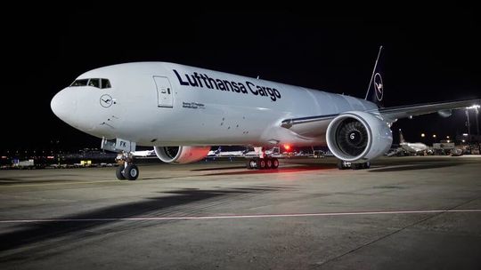 Die Frankfurter Frachtfluglinie Lufthansa Cargo vermarktet ab Oktober die Kapazitäten von insgesamt fünfzehn modernen Großraumfrachtern. Zwei neue Boeing 777F sind jetzt dazu gestoßen. Die Frankfurter Frachtfluglinie Lufthansa Cargo vermarktet ab Oktober die Kapazitäten von insgesamt fünfzehn modernen Großraumfrachtern. Zwei neue Boeing 777F sind jetzt dazu gestoßen.