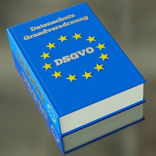 Nach Angaben des Bitkom kommen vor allem kleinere Unternehmen bei der DSGVO-Umsetzung nur noch langsam voran, und neun von zehn Unternehmen mussten bereits innovative Projekte wegen Datenschutzanforderungen stoppen. Nach Angaben des Bitkom kommen vor allem kleinere Unternehmen bei der DSGVO-Umsetzung nur noch langsam voran, und neun von zehn Unternehmen mussten bereits innovative Projekte wegen Datenschutzanforderungen stoppen.
