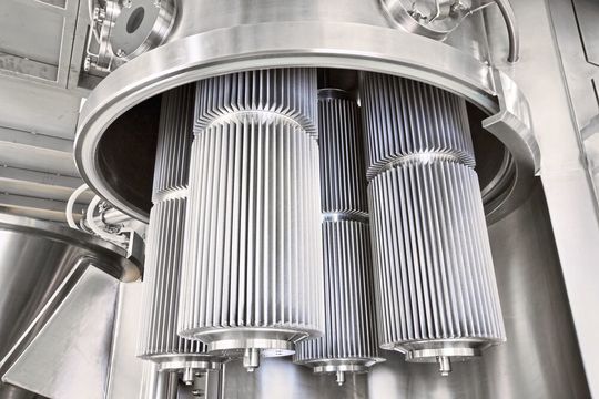 During cleaning, the large cartridges of the dryer rotate while being lowered and raised again at the same time. During cleaning, the large cartridges of the dryer rotate while being lowered and raised again at the same time.