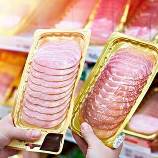 Ixan PVDC-Hochbarriereverpackungsmaterialien sind sowohl für MAP- als auch für Vakuumverpackungsprozesse geeignet. Ixan PVDC-Hochbarriereverpackungsmaterialien sind sowohl für MAP- als auch für Vakuumverpackungsprozesse geeignet.