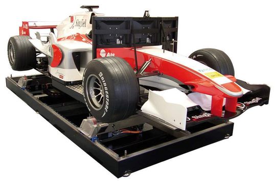 Bild 1: Bürstenlose AC-Servomotoren sollen bei diesem Formel-1-Rennsimulator für realitätsnahe Beschleunigungswerte sorgen. Bild 1: Bürstenlose AC-Servomotoren sollen bei diesem Formel-1-Rennsimulator für realitätsnahe Beschleunigungswerte sorgen.