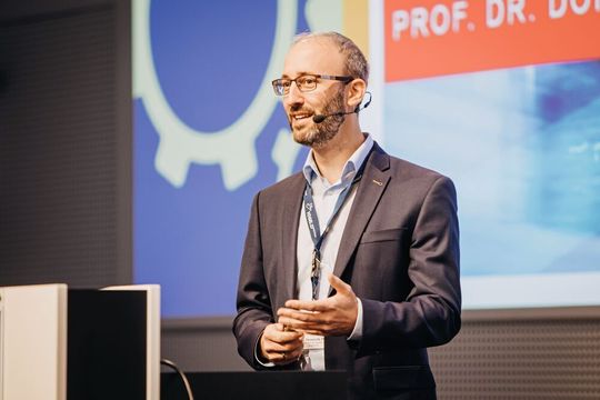Prof. Dr. Merli von der Hochschule Augsburg sensibilisierte das Auditorium in seinem Vortrag „Cybersecurity für Produktionsanlagen“ für die Bedeutung der Cybersecurity für die Sicherheit von Maschinen und deren Anwender.
