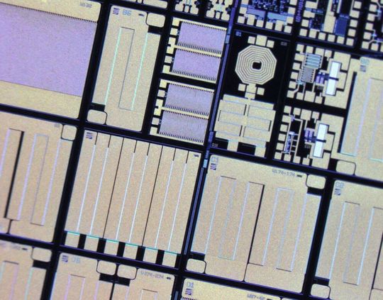 Auf dem GaN-on-Si Multi Project Wafer des Fraunhofer IAF sind verschiedene Chip-Designs realisiert,
darunter auch ein Drei-Phasen-Motorinverter-GaN-IC. Mit einer Abmessung von nur 2 mm x 2 mm bietet
der IC drei Halbbrücken zur Ansteuerung eines BLDC-Motors. Auf dem GaN-on-Si Multi Project Wafer des Fraunhofer IAF sind verschiedene Chip-Designs realisiert,
darunter auch ein Drei-Phasen-Motorinverter-GaN-IC. Mit einer Abmessung von nur 2 mm x 2 mm bietet
der IC drei Halbbrücken zur Ansteuerung eines BLDC-Motors.