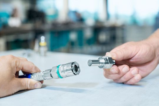 Meusburger’s low-leakage couplers provide the optimal foundation for clean temperature regulation. Meusburger’s low-leakage couplers provide the optimal foundation for clean temperature regulation.