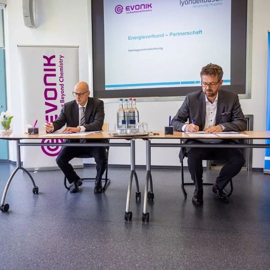 LyondellBasell site manager, Tassilo Bader and Evonik site manager Dr. Arndt Selbach signing the contracts between both companies. LyondellBasell site manager, Tassilo Bader and Evonik site manager Dr. Arndt Selbach signing the contracts between both companies.