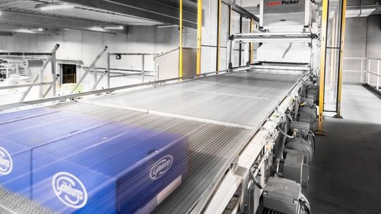 Körbers vollautomatisierter Layer Picker dient der Depalettierung und Pallet-to-Pallet-Kommissionierung. Im Lebensmittelhandel kann der Hochleistungskommissionierer bis zu 98 Prozent aller Produktarten handhaben. Körbers vollautomatisierter Layer Picker dient der Depalettierung und Pallet-to-Pallet-Kommissionierung. Im Lebensmittelhandel kann der Hochleistungskommissionierer bis zu 98 Prozent aller Produktarten handhaben.