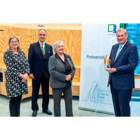 An der Verleihung des Deutschen Chemie-Preises 2021 in Ingelheim haben Dr. Sabine Nikolaus, Landesleiterin Boehringer Ingelheim Deutschland, VAA-Hauptgeschäftsführer Stephan Gilow, VAA-Vorstandsmitglied Dr. Monika Brink und Schott-CEO Dr. Frank Heinricht teilgenommen. An der Verleihung des Deutschen Chemie-Preises 2021 in Ingelheim haben Dr. Sabine Nikolaus, Landesleiterin Boehringer Ingelheim Deutschland, VAA-Hauptgeschäftsführer Stephan Gilow, VAA-Vorstandsmitglied Dr. Monika Brink und Schott-CEO Dr. Frank Heinricht teilgenommen.